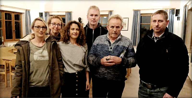 Das Bild zeigt Christian Pohlmann-Geers mit fünf Vertretern der Bürgerinitiative in Essen/Oldenburg.