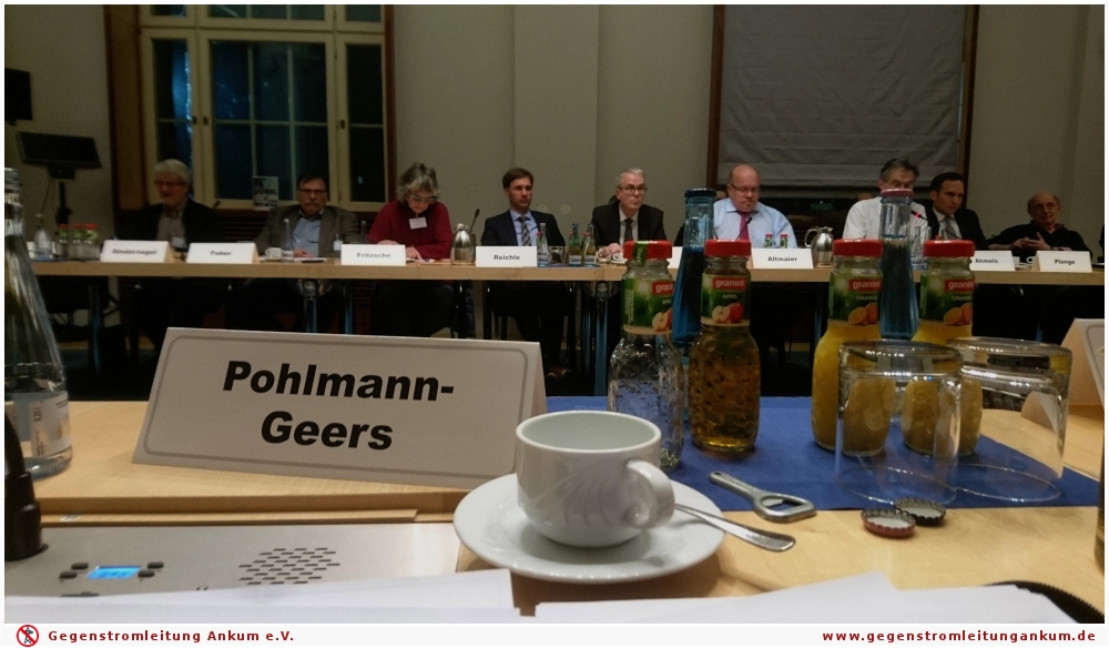 Bild: Blick über die Tische der Gesprächsrunde. Im Hintergrund Bundesminister Altmaier.Im Vordergrund ein Schild mit dem Namen Pohlmann Geers.