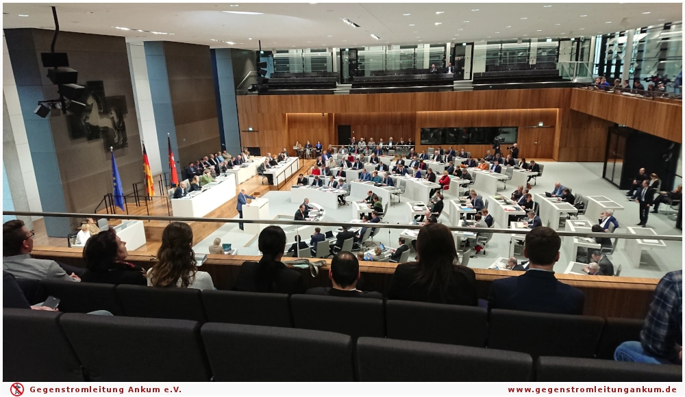 Bild:   Blick von der Zuschauerebene in das Plenum des Niedersächsischen Landtags.