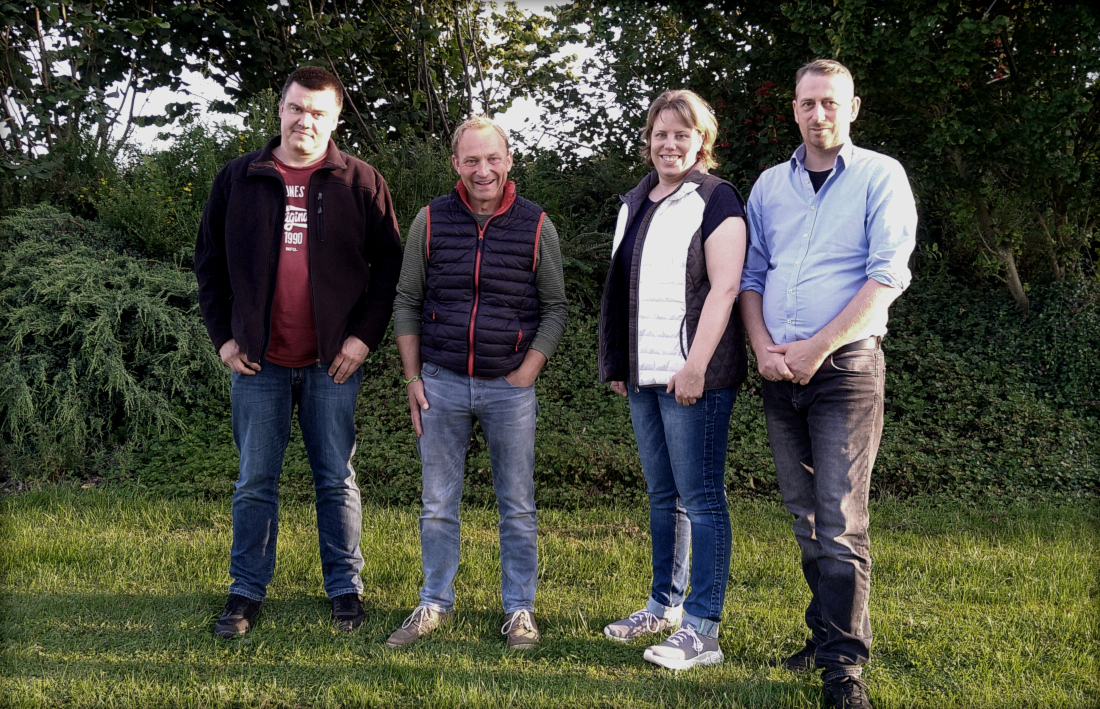 Bild: Ralf Gramann mit Vertretern von Gegenstromleitung Ankum e.V. auf einer Rasenfläche im Garten.