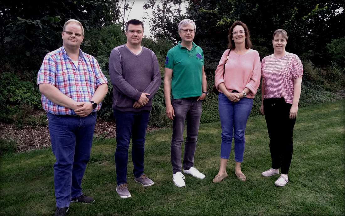 Bild: CDU-Kandidaten mit Vertretern von Gegenstromleitung Ankum e.V. auf einer Rasenfläche im Garten.